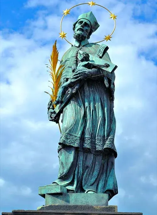 sao-joao-nepomuceno-estatua-lateral.webp
